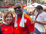 Damián y su esposa Chelsea en Rockefeller Center durante la final del Mundial 2026.