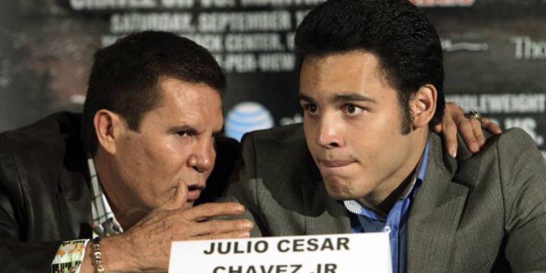 Julio César Chávez habla con Julio César Chávez Jr. previo a una pelea del segundo.