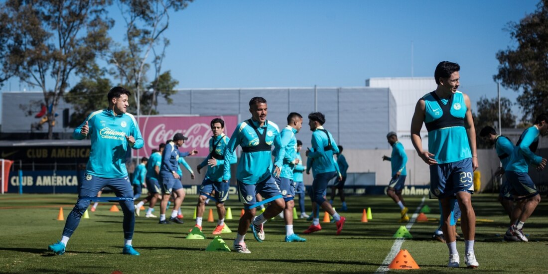 Futbolistas del América en un entrenamiento