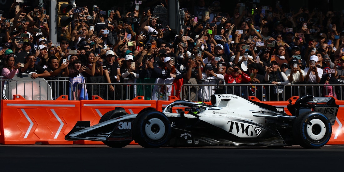 Checo Pérez durante el Show Run de Cadillac en Reforma.