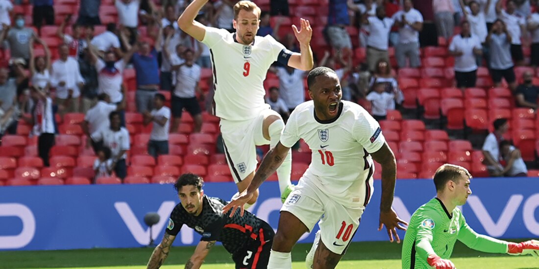 Sterling celebra la anotación que le dio la victoria, ayer, a Inglaterra.