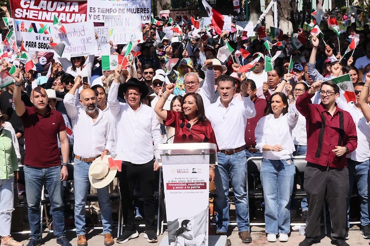 La gobernadora Lorena Cuéllar Cisneros durante su mensaje de respaldo a la administración federal desde la Plaza de la Constitución.