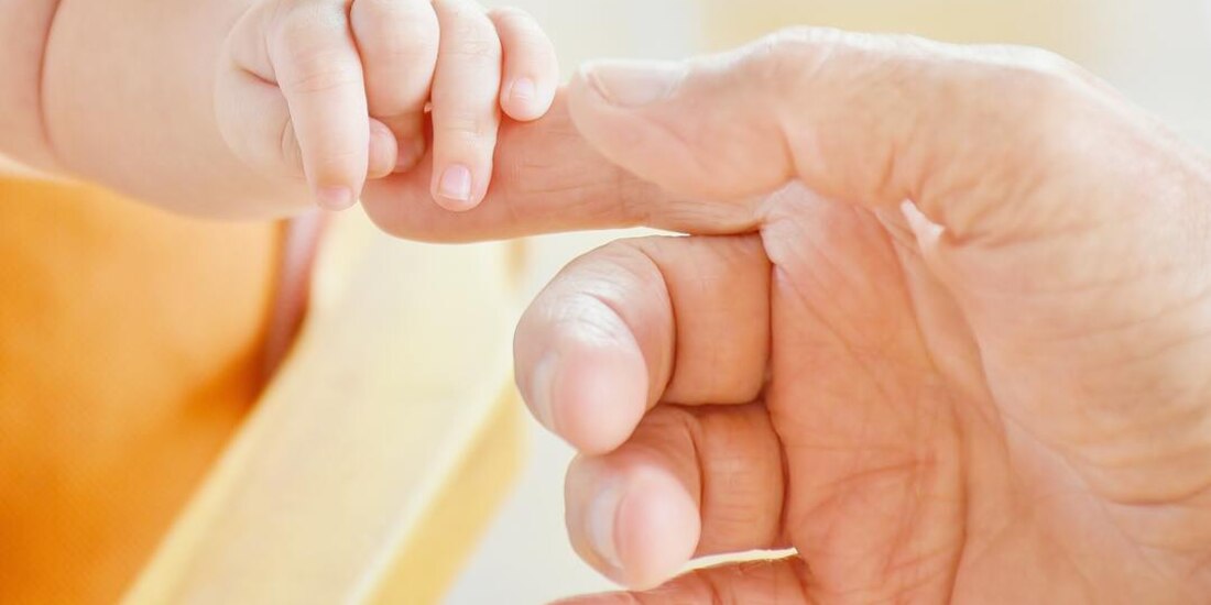 Un bebé puede desarrollar esta enfermedad por recibir besos