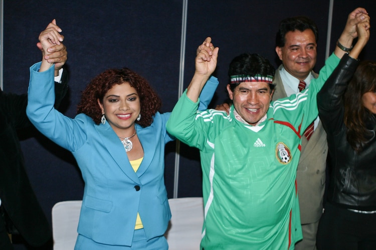 Clara Brugada y Rafael Acosta Juanito, durante el cierre de campaña en Iztapalapa, en 2009.
