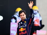 Checo Pérez saludo a los fans durante el Gran Premio de México de F1.