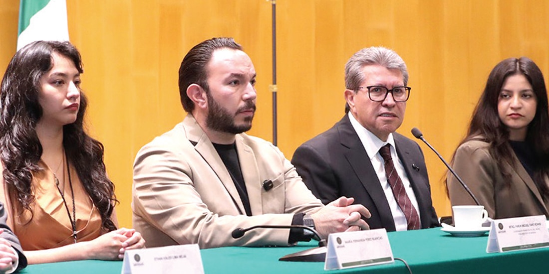 EL DIPUTADO Ricardo Monreal (al micrófono) en un parlamento juvenil en CDMX, ayer