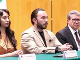 EL DIPUTADO Ricardo Monreal (al micrófono) en un parlamento juvenil en CDMX, ayer