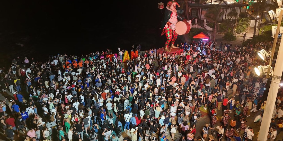 Miles de asistentes disfrutan del ambiente festivo en el área de Olas Altas durante el segundo día del Carnaval.