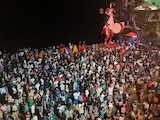 Miles de asistentes disfrutan del ambiente festivo en el área de Olas Altas durante el segundo día del Carnaval.