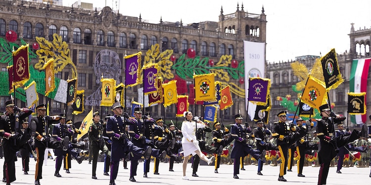 Aspectos del desfile patrio por los
216 años del inicio de la lucha de Independencia