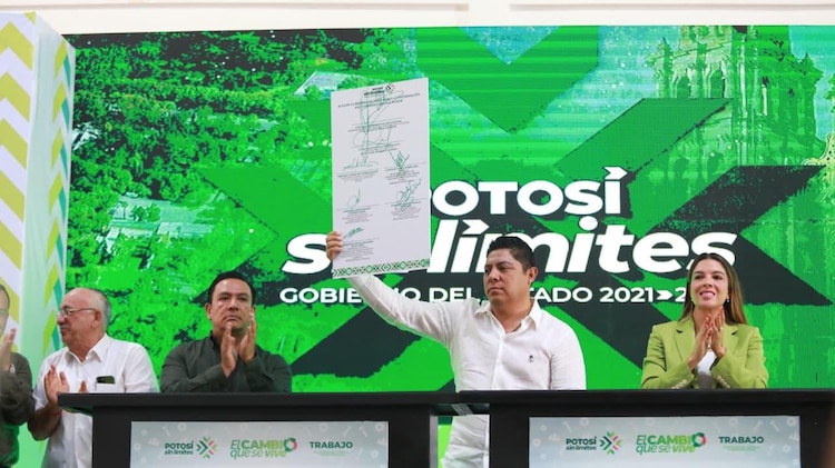 Ricardo Gallardo Cardona durante la firma del convenio para la creación del Congreso Laboral Potosí.