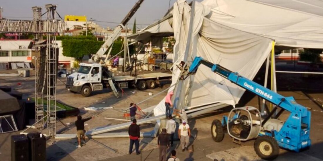 Labores que se realizaban ayer para quitar la estructura que cayó durante la Feria del Libro de Nezahualcóyotl.