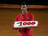 Novak Djokovic festeja su pase a la final del Masters de Roma con un pastel que hace alusión a sus 100 victorias como profesional.