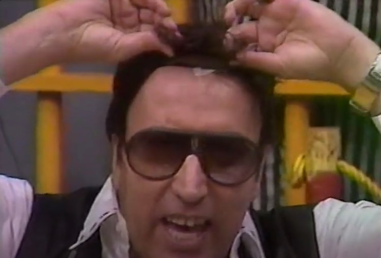 Memo Ríos quitándose la peluca