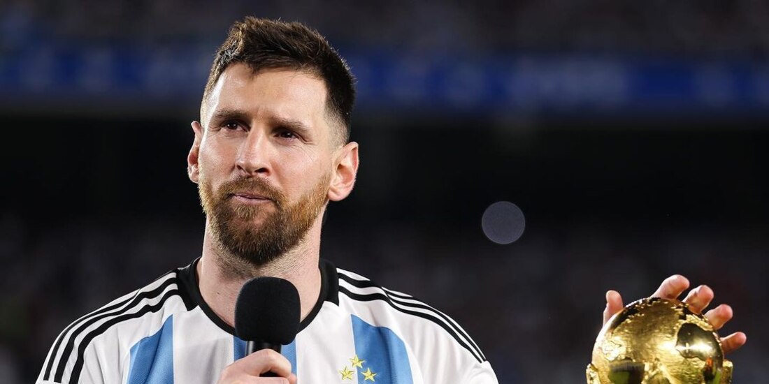 Lionel Messi posa con la Copa Mundial de la FIFA que conquistaron en Qatar.