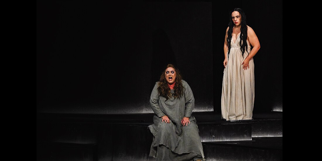 La soprano Catherine Hunold (hincada), ayer en un ensayo.