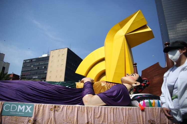 Carro alegórico con una Frida Kahlo gigante.