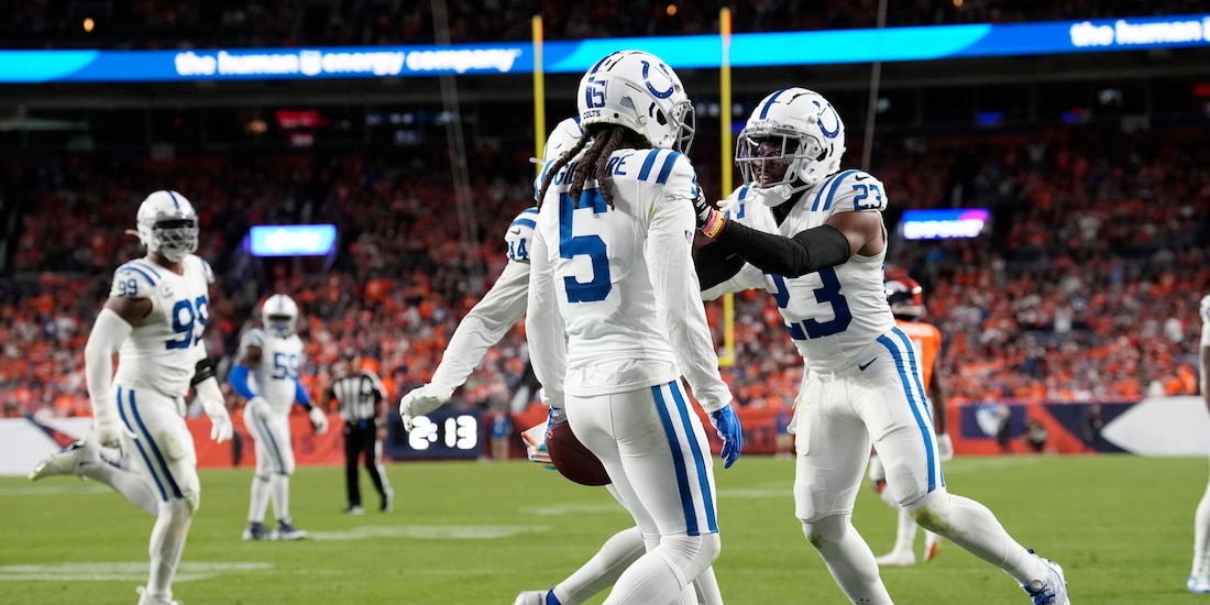 Jugadores de los Colts celebran una intercepción durante el juego de la Semana 5 de la NFL contra los Broncos.