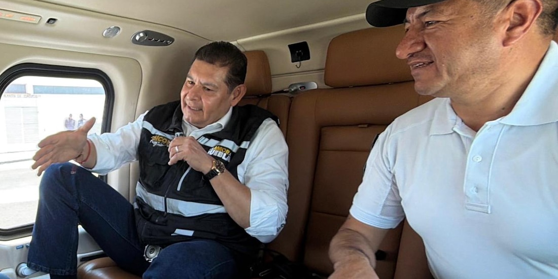 Gobernador Alejandro Armenta durante supervisión de operativo de seguridad desde el aire.