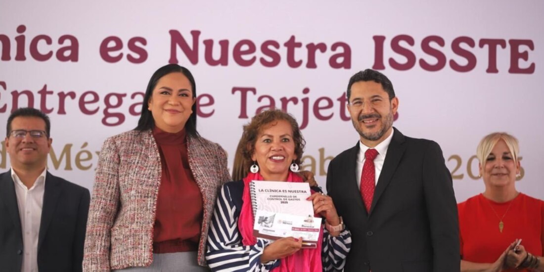 La secretaria Ariadna Montiel entregó ayer apoyos junto con Martí Batres.