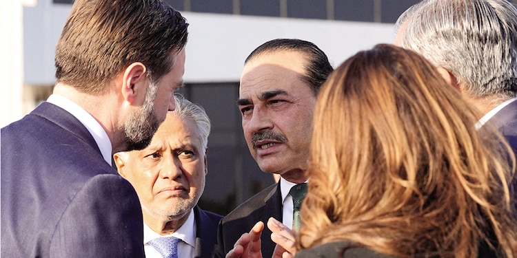 Asim Munir (izq.), y J.D. Vance (der.), el domingo.