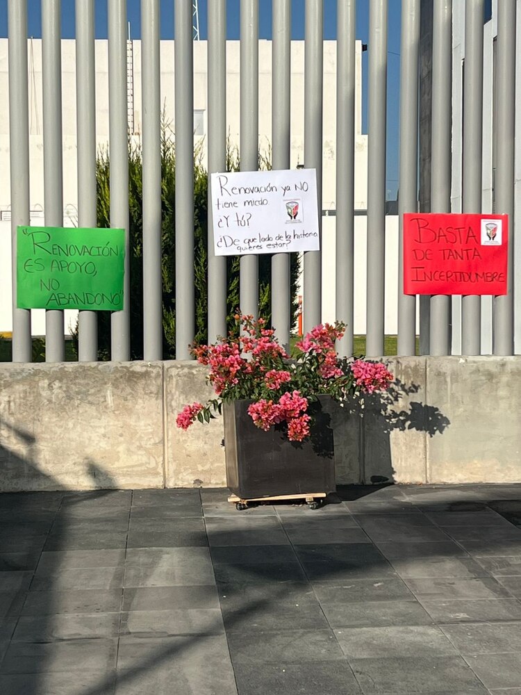 Empleados del Poder Judicial cierran con cadenas los accesos al Palacio de Justicia de San Lázaro, en protesta por la carencia de insumos esenciales.