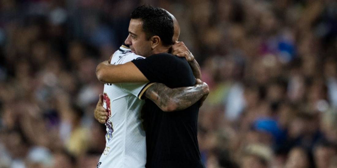 Dani Alves, jugador de los Pumas, abraza a Xavi Hernández, entrenador del Barcelona