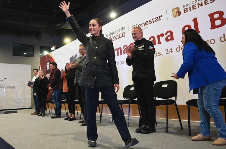 Al centro, la Presidenta Claudia Sheinbaum; a la derecha, el titular de la SICT, Jesús Esteva Medina.