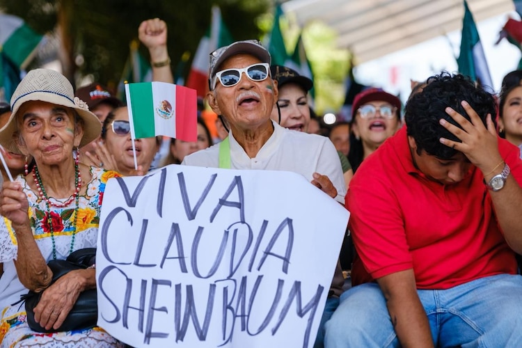 Desde Cancún, miles de ciudadanos escucharon el informe nacional de Claudia Sheinbaum y su llamado a defender la soberanía.