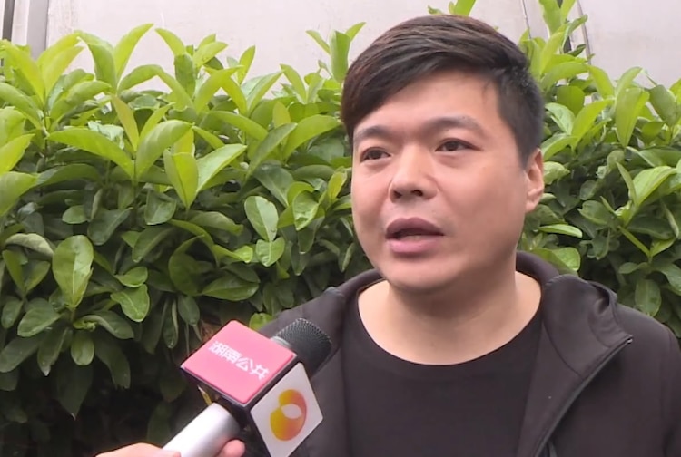 El cliente denunció discriminación por parte del bufet y preguntó si comer en exceso es un defecto