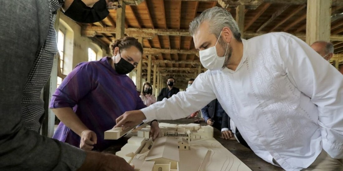 Alfredo Ramírez Bedolla, gobernador electo de Michoacán durante su visita a la Fábrica de San Pedro.
