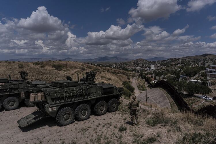 Militares estadounidenses en la frontera de Arizona.