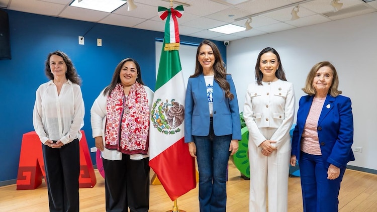 Al centro, la gobernadora Libia Dennise García Muñoz Ledo.