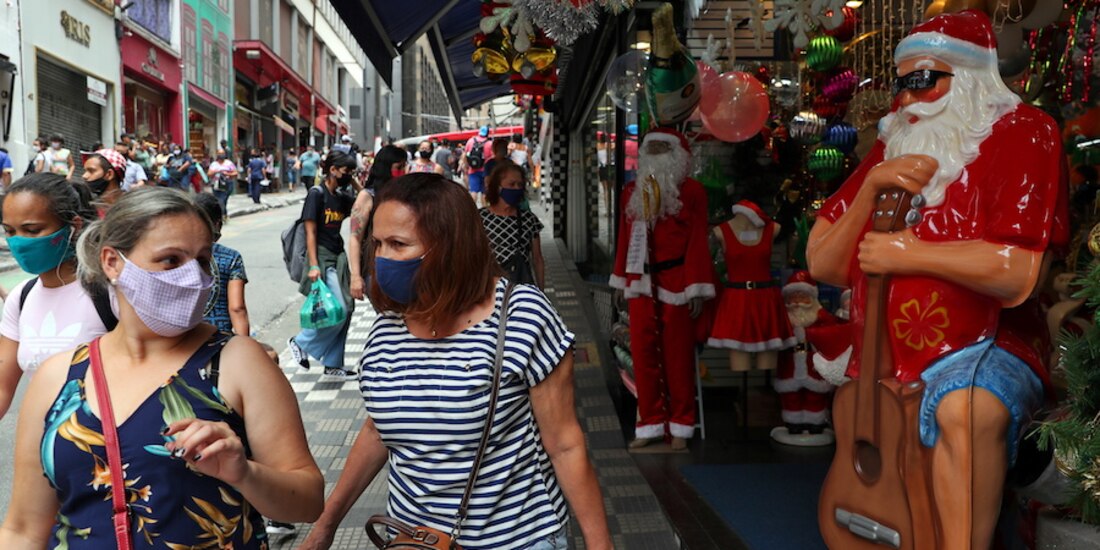 Personas caminan por una popular calle comercial, el martes pasado, en Sao Paulo, Brasil.