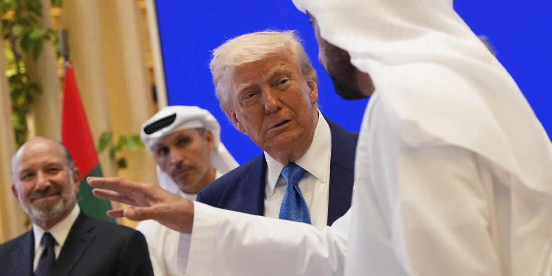 El presidente de EU, Donald Trump (c.), ayer, en una reunión de negocios en Abu Dabi, Emiratos Árabes Unidos.