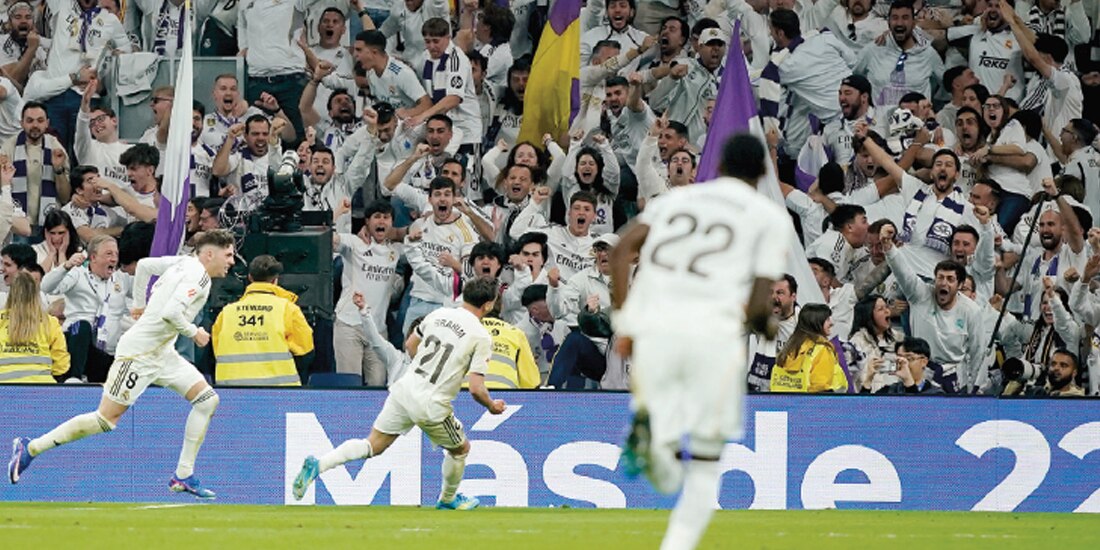 Jugadores merengues festejan uno de los goles de ayer en LaLiga.