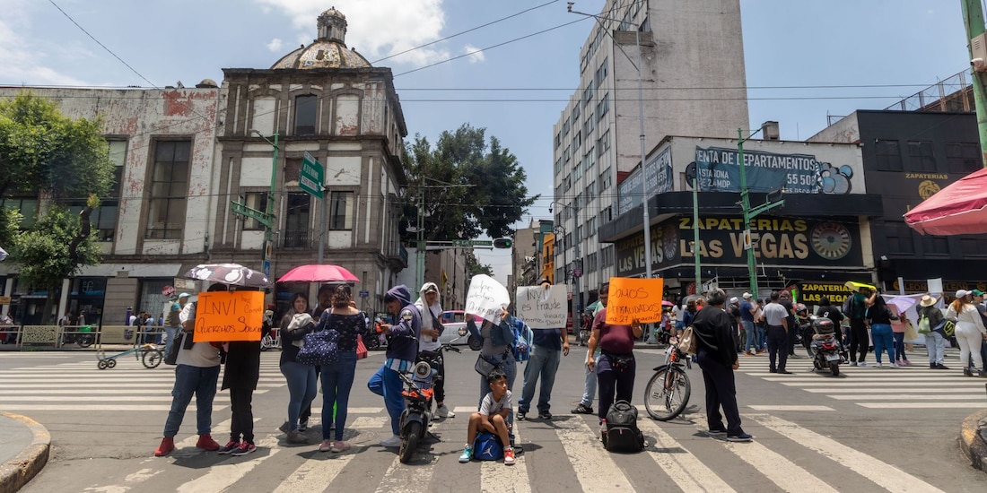 Personas durante bloqueo en Eje Central en su cruce con la calle de López