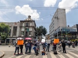 Personas durante bloqueo en Eje Central en su cruce con la calle de López