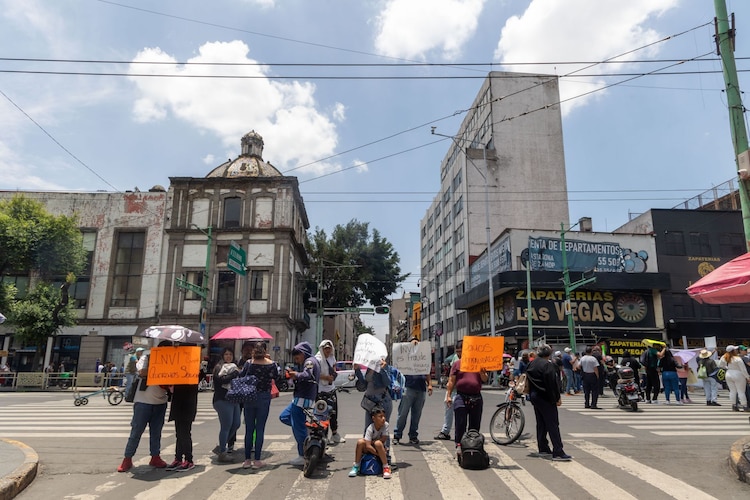 Personas durante bloqueo en Eje Central en su cruce con la calle de López