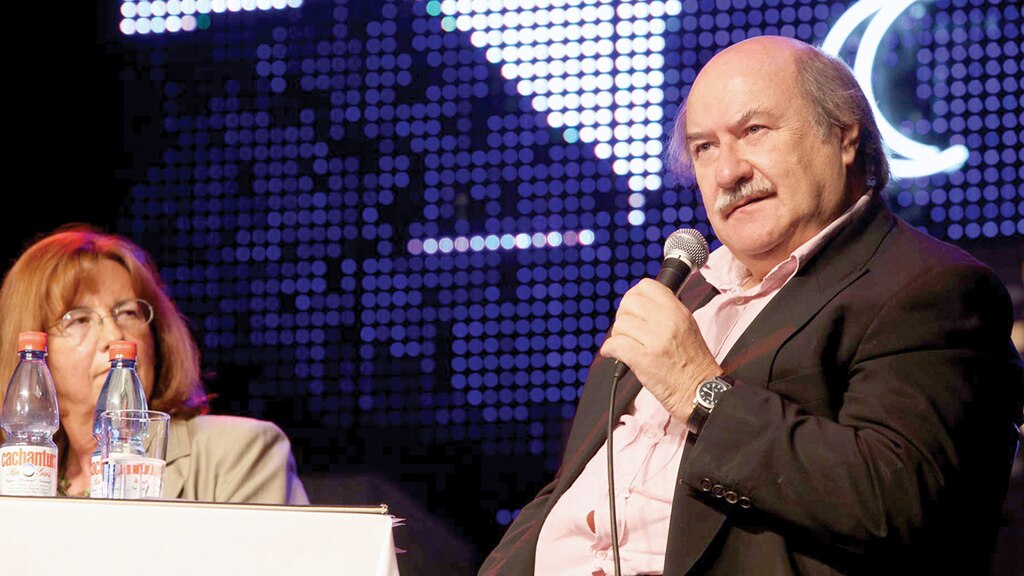 Antonio Skármeta en el foro "Construyendo el alma de Chile".