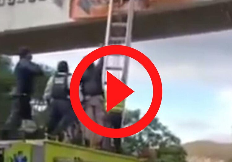 Hombre intenta arrojarse de puente en Morelia; rescatistas lo auxilian