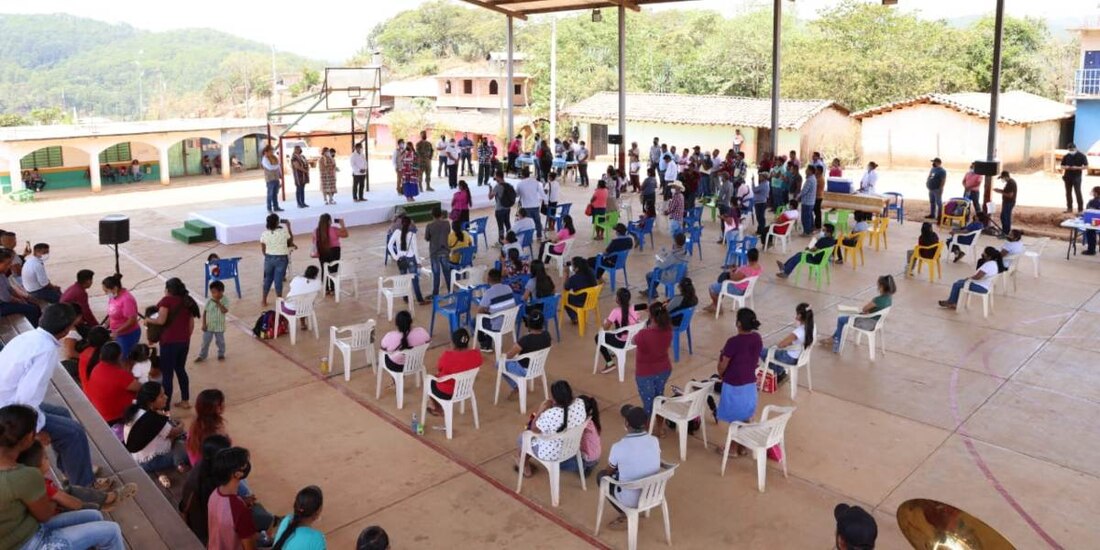 Autoridades de Guerrero hicieron un llamado para que la población de Rancho Viejo, municipio de Malinaltepec, acuda a vacunarse y protegerse de la pandemia por COVID-19.