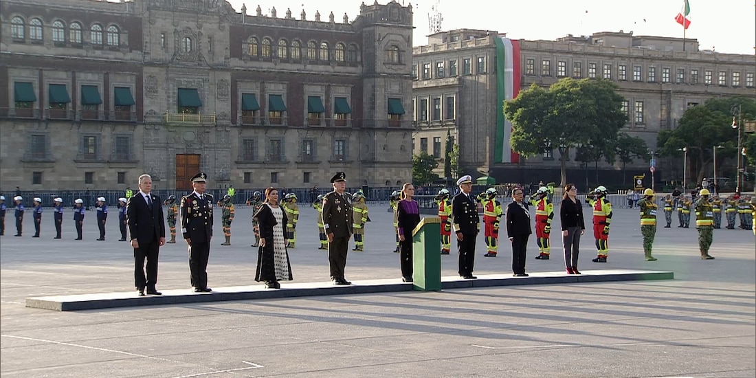 Sheinbaum y acompañantes encabezan la ceremonia de izamiento de bandera.