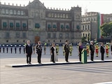 Sheinbaum y acompañantes encabezan la ceremonia de izamiento de bandera.