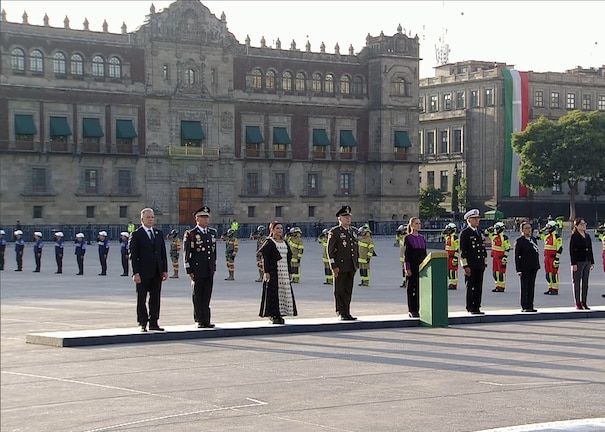 Sheinbaum y acompañantes encabezan la ceremonia de izamiento de bandera.