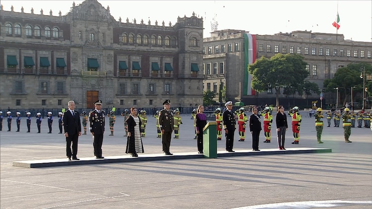 Sheinbaum y acompañantes encabezan la ceremonia de izamiento de bandera.
