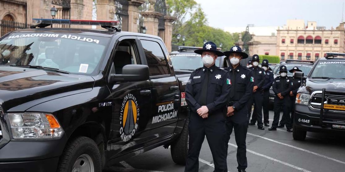 Agentes acuden a la ceremonia de entrega de patrullas.