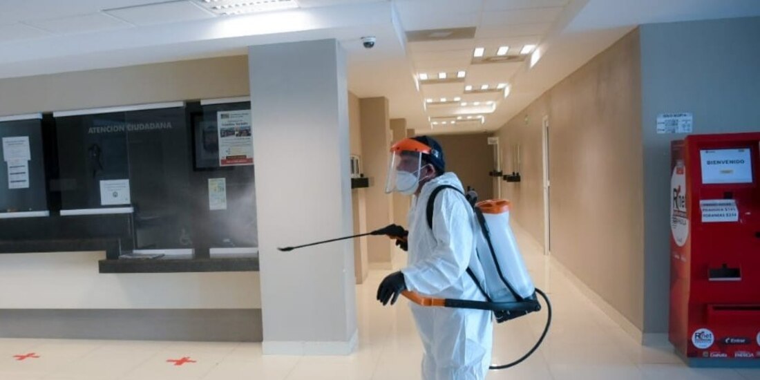 Un trabajador del municipio de Pedras Negras, Coahuila, sanitiza un espacio público