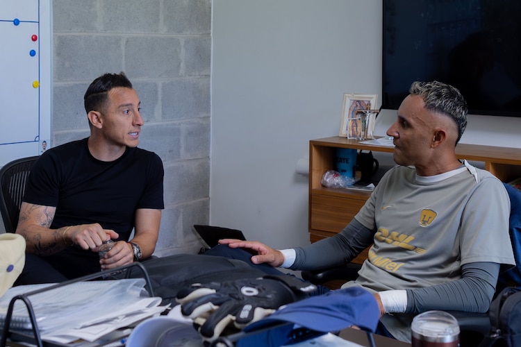 Andrés Guardado visita a los Pumas de la UNAM y Efraín Juárez