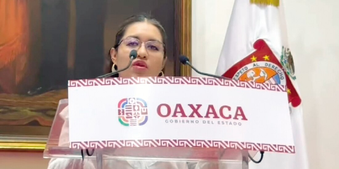 La titular de la Comisión Estatal de Búsqueda de Oaxaca, Michel Julián López, al hablar ante los medios, ayer.